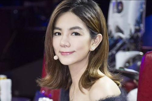 Ella陈嘉桦：假小子变得女人味十足，产房围观生产引争议？