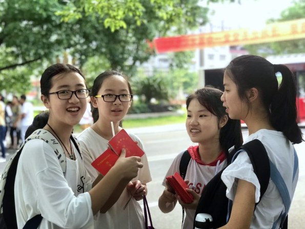 湖南一高校突然取消考试，提前放假，大学生开心得放烟花庆祝