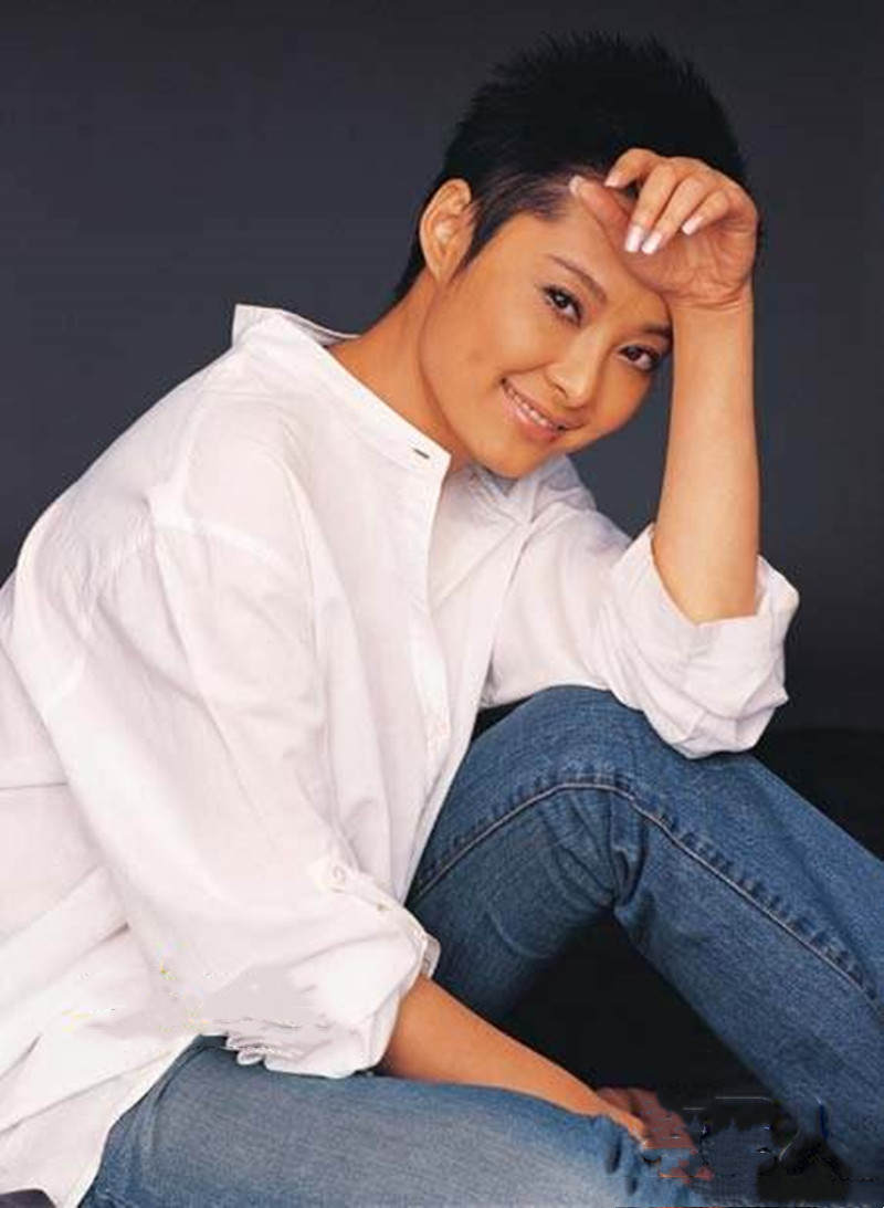 看了袁立的夏季穿搭，才发现：再过30年，你穿衣也不如她时髦