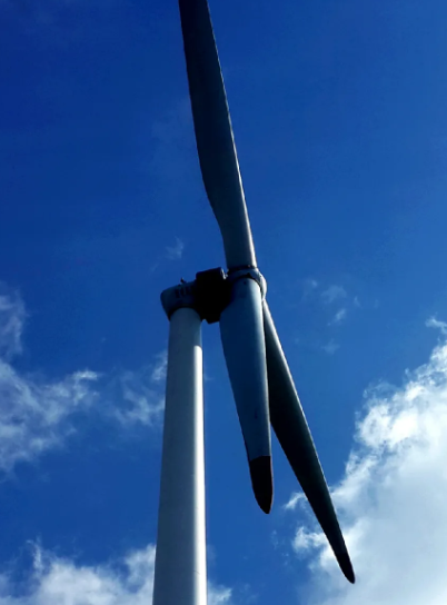 造价千万的大风车,转一天能发多少度电,换算成电价能赚钱吗?