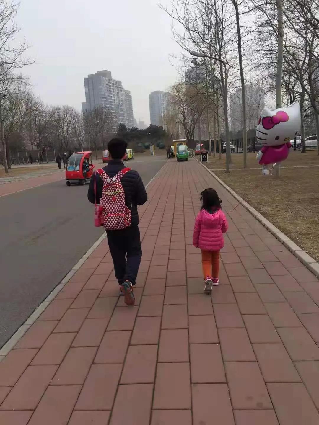 女儿是父亲上辈子的情人，父爱如山，从小牵着女儿的手慢慢长大