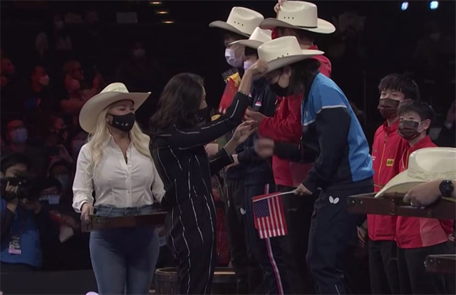 王楚钦很爱孙颖莎（张本智和有风度！鼓掌祝贺王楚钦夺冠，日本美女崇拜小王眼神放光）