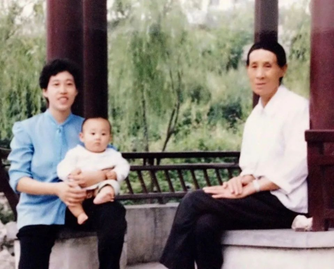 “大器晚成”于和伟：母亲反对他演戏，姐姐卖钢琴送他去戏剧学院