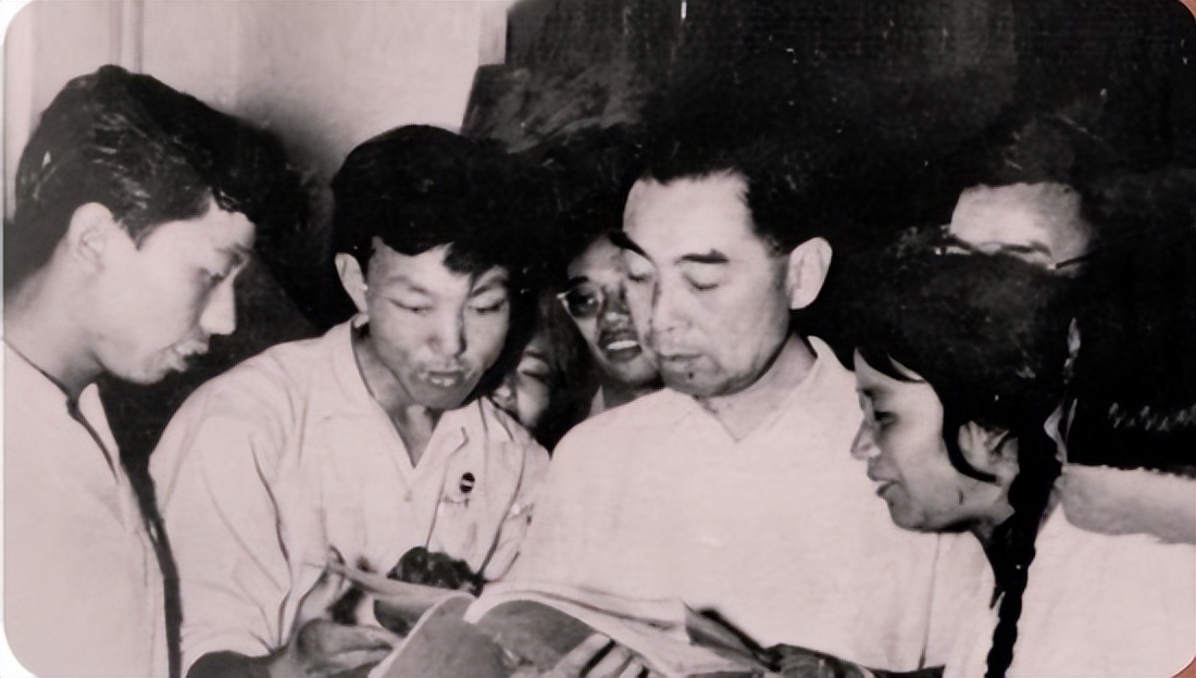 1959年周恩来视察南开大学，炊事员想给总理做饭，周恩来婉言谢绝