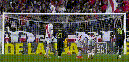 西甲皇马夺冠可能（西甲转折点？皇马2-3爆冷+赛季第3次丢分，巴萨放弃欧战或能夺冠）