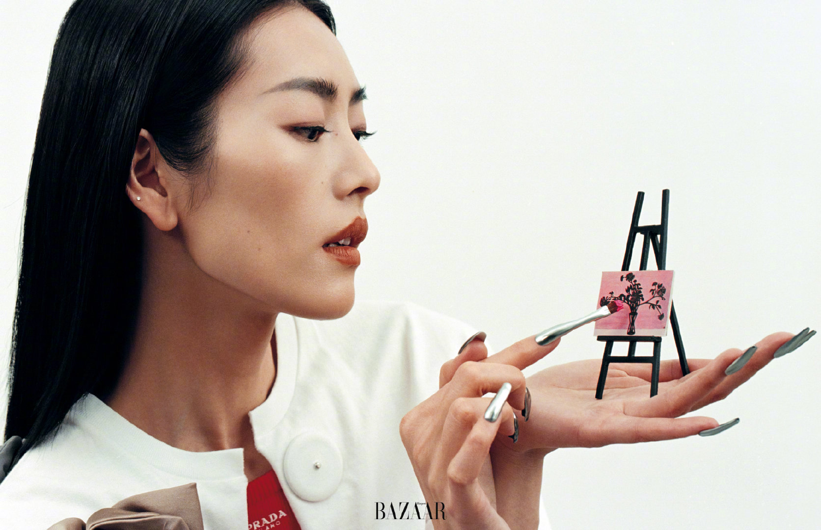 刘雯《时尚芭莎》三月刊,穿透明上衣用长发遮挡,演绎高级性感