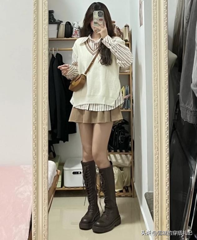 今秋上衣流行“穿短不穿长”，时髦显瘦显腿长，小个子都爱上了