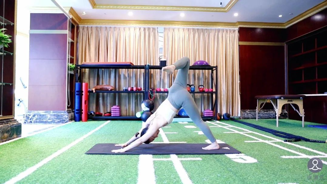 金晨暴瘦30斤吓坏网友； 身体撑不起西服； 网友惊呼：这是山寨的？