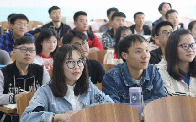 大二女生名字太特殊被老师质疑，无奈亮出身份证，从此不敢逃课