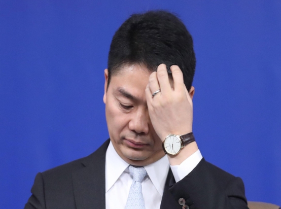 销声匿迹4年，刘强东悄悄套现66亿现身国外，那个侠义的他变了？