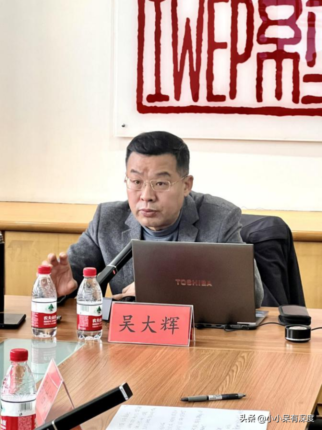 评论员吴大辉，他憨厚的外表下，笨拙地表达中，爆出巨量的惊喜