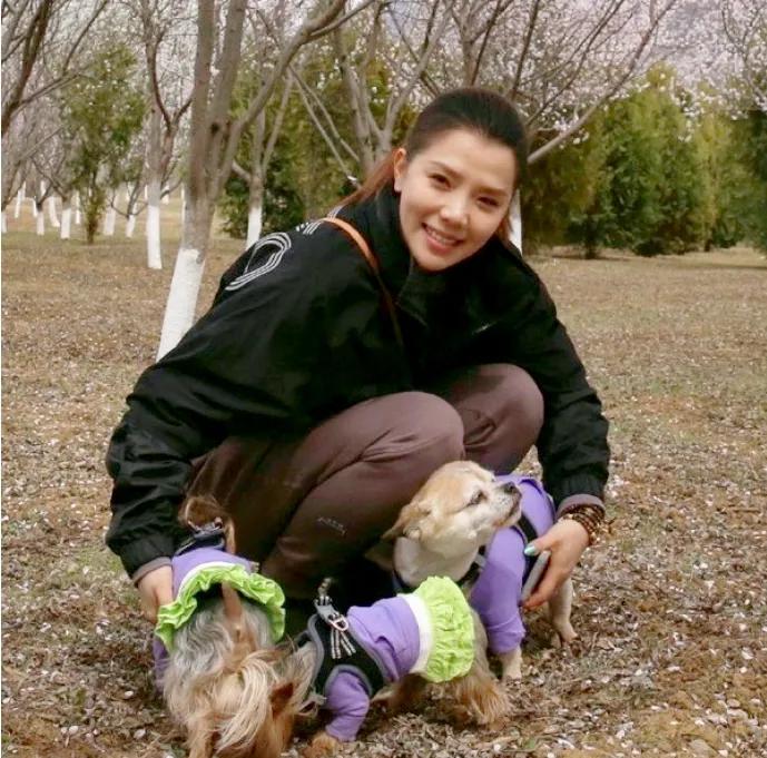 知名演员李佳璇：导演丈夫去世8年，与狗为伴，她的痴情让人泪目