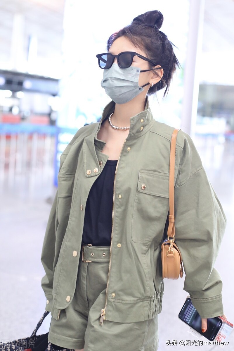 章若楠工装外套搭短裤现身机场，头发高扎超酷绝伦