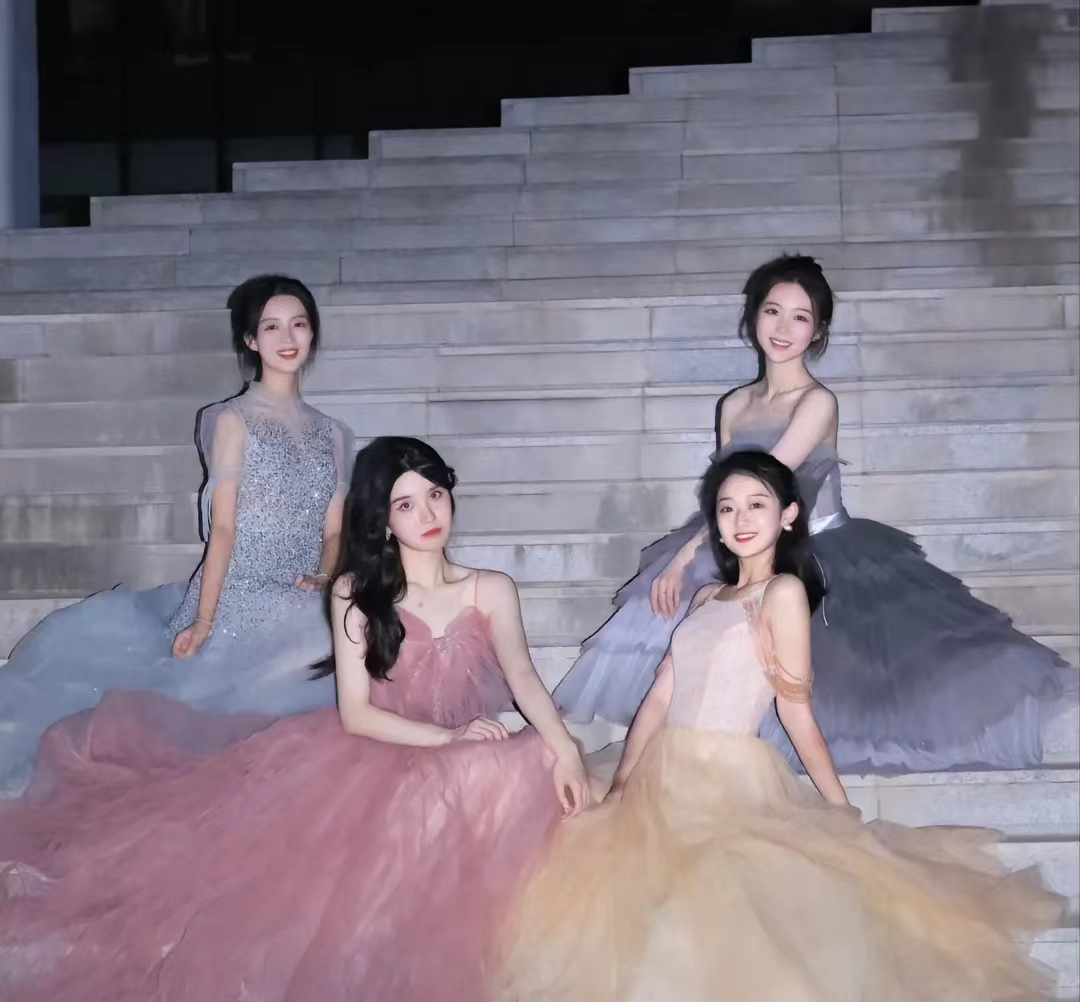 女大学生晒毕业照，笑容甜美尽显青春气息，堪称现实版《小时代》