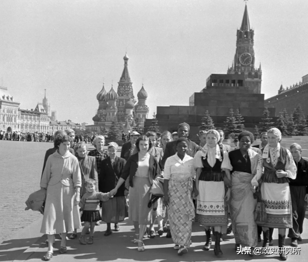 黑人留学生疯狂“猎艳”苏联女郎，遭苏联青年狂揍，引发黑人运动