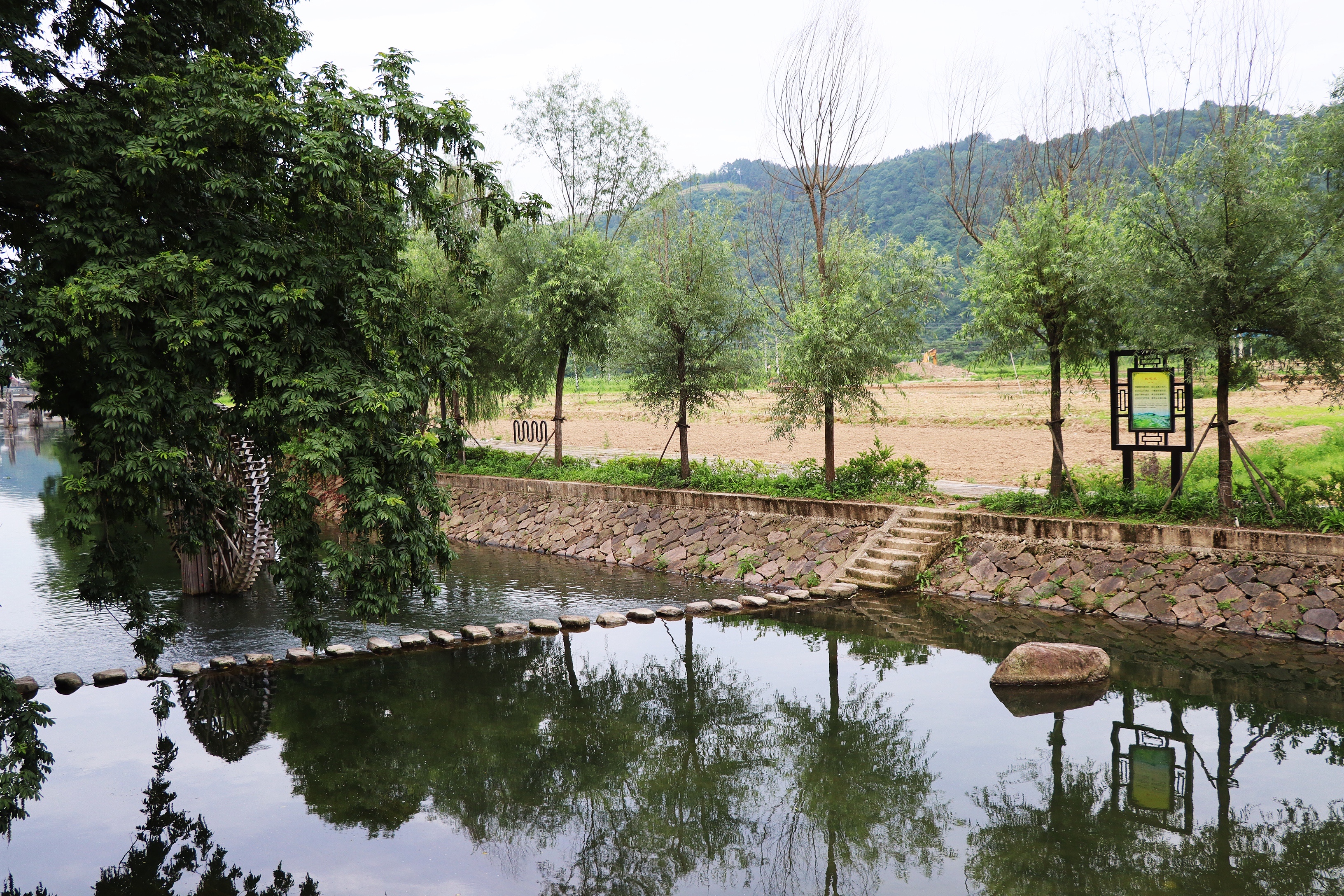 宁波剡溪畔这个古村依山傍水，溪上风景秀丽，竟是夏季玩水胜地