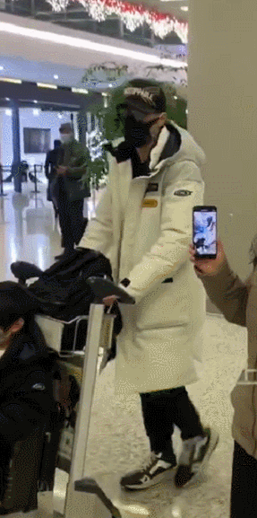 吴尊与家人现身机场，脚受伤走路一瘸一拐依旧推着儿子，太宠溺