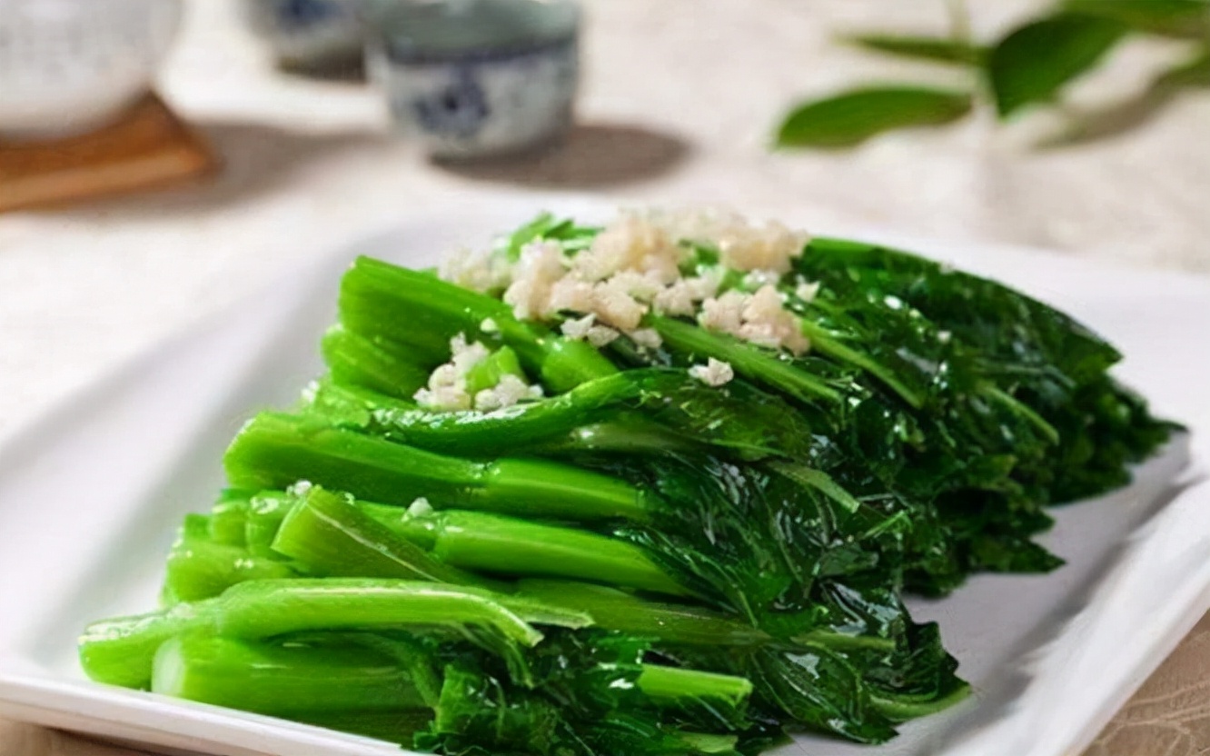 广东人炒青菜，为啥翠绿鲜嫩不出水？其实诀窍很简单，看完明白了