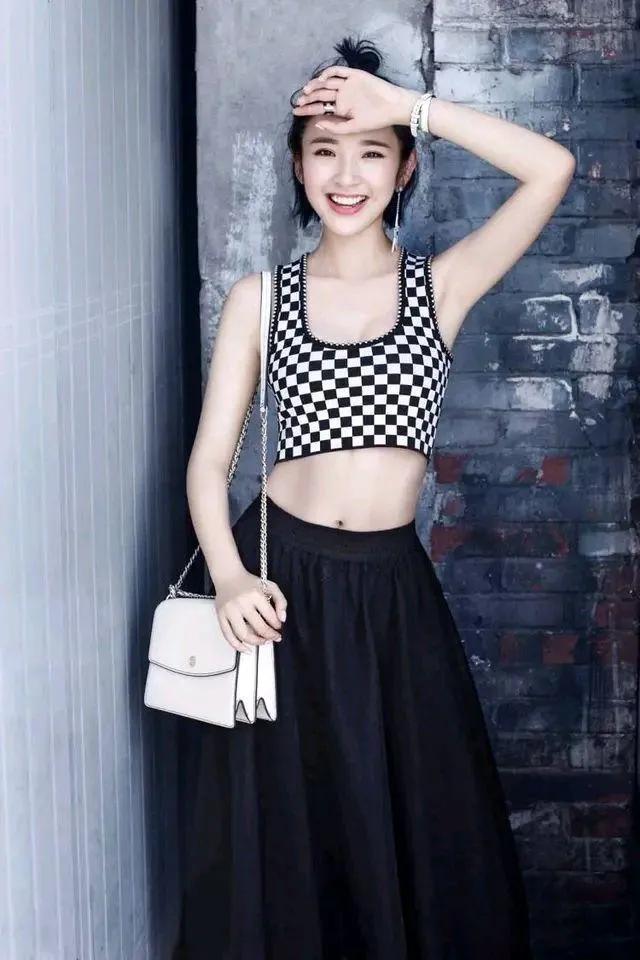 梨涡女孩唐艺昕，笑容甜美人见人爱