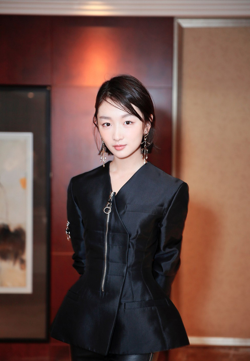 92年女演员周冬雨，乖巧可人，形象清纯
