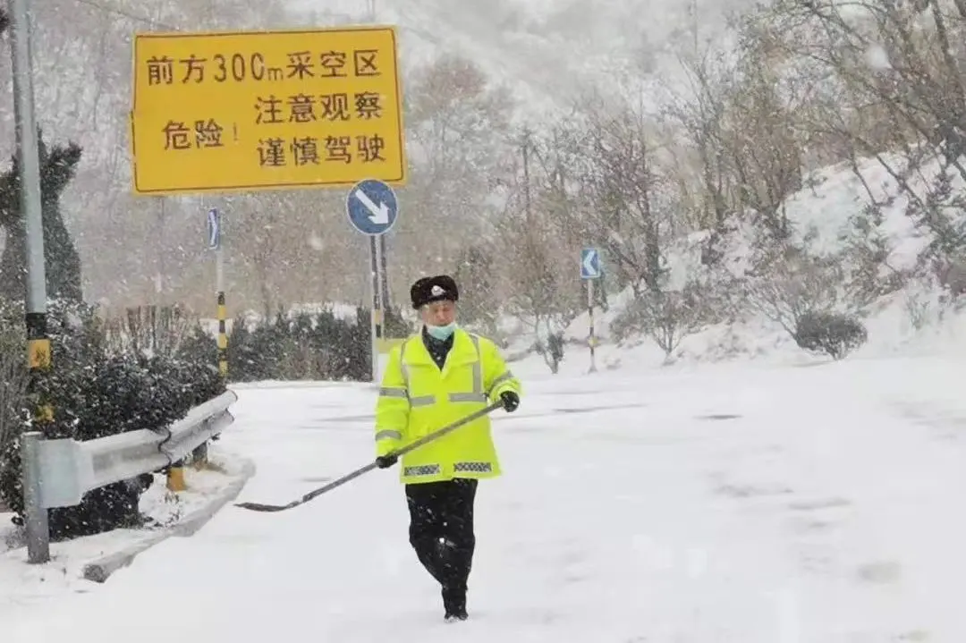 战风斗雪！风雪路上的“警察蓝”很安心