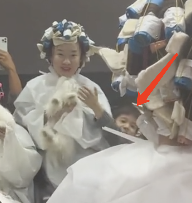 霍思燕晒烫头视频，素颜无滤镜呈现幸福肥，嗯哼时隔半年可爱出镜