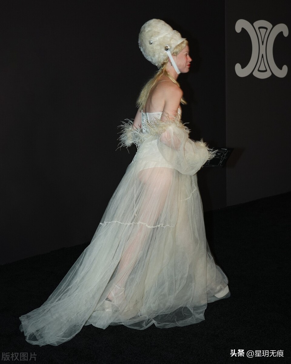 豆荚猫身穿白色抹胸长裙出席赛琳冬季时装秀