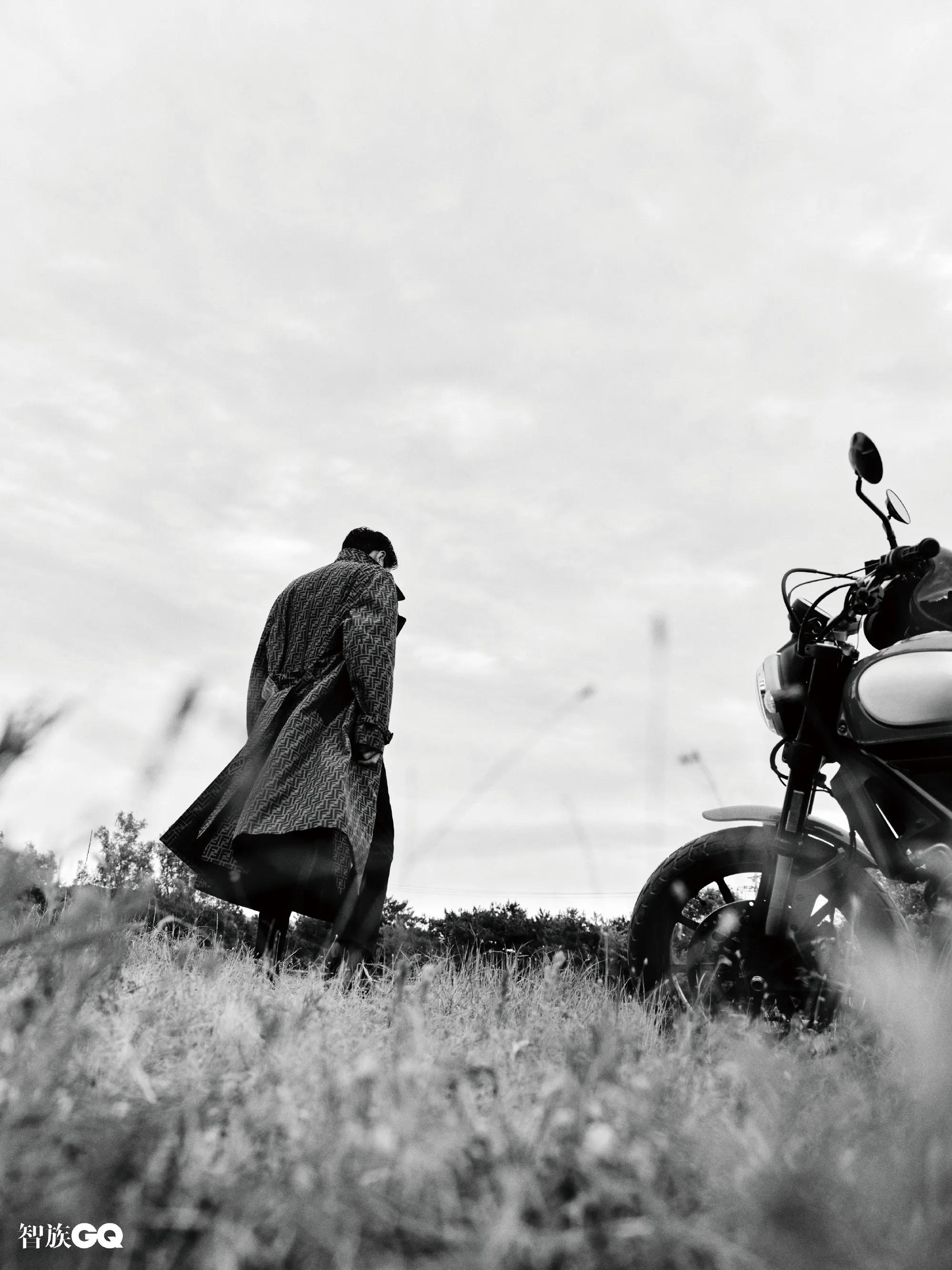 时尚｜张若昀登《智族GQ》七月刊封面，演绎西部大片解锁新刊