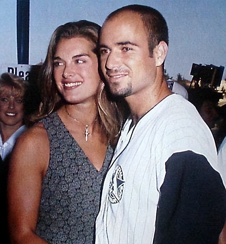 波姬小丝有多美?13岁惊艳世人,丈夫生怕她出轨,两个女儿很普通