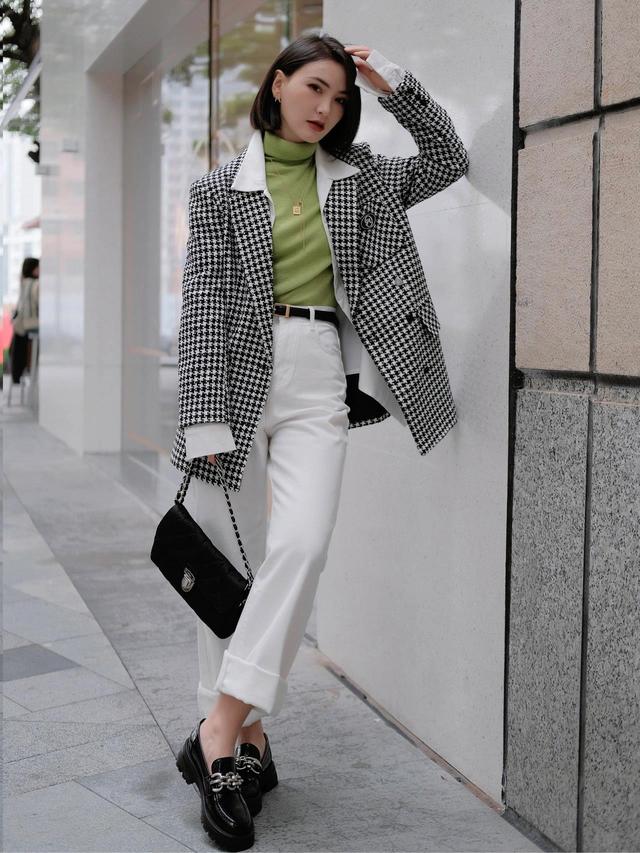 白色裤子怎么搭配鞋子(穿裤子时)