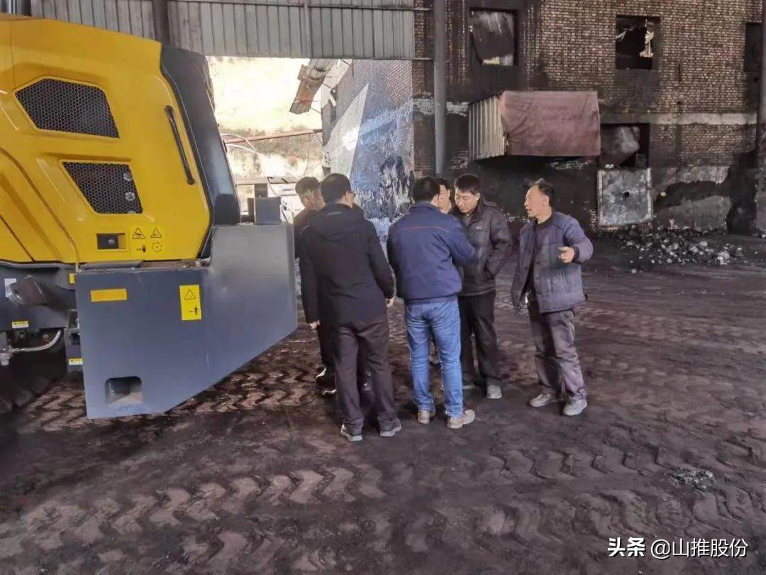 “钻车底·改细节”| 山推装载机活动走进三晋大地