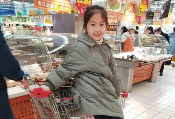 期末考试得满分，爸爸奖励女儿1分钟无限制购物，付款时呆住了