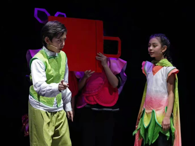 刘烨女儿才10岁就这么美！晒庆生照颜值逆袭终于像妈，混血脸太绝