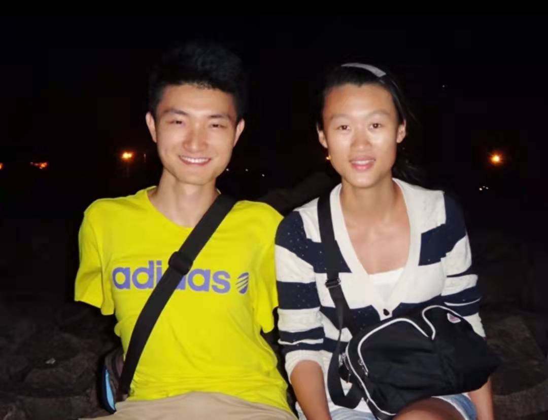 他7岁失去双臂，幼小年纪努力学会各种生活技能，被剑桥大学录取