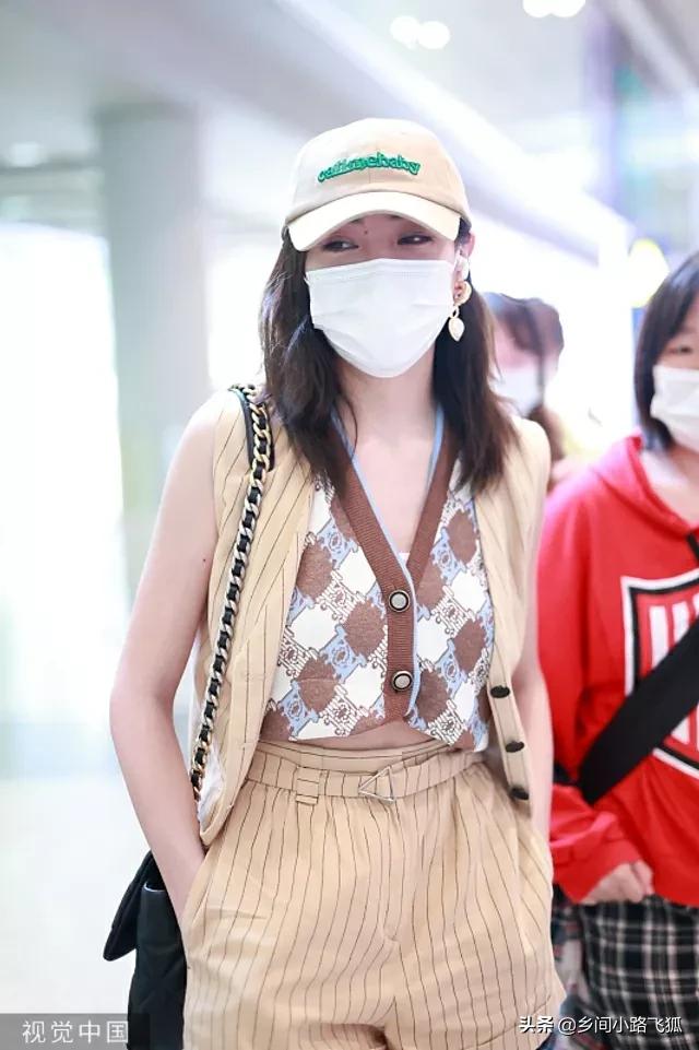 谢可寅穿条纹西装现身机场 对镜挥手笑容好甜美