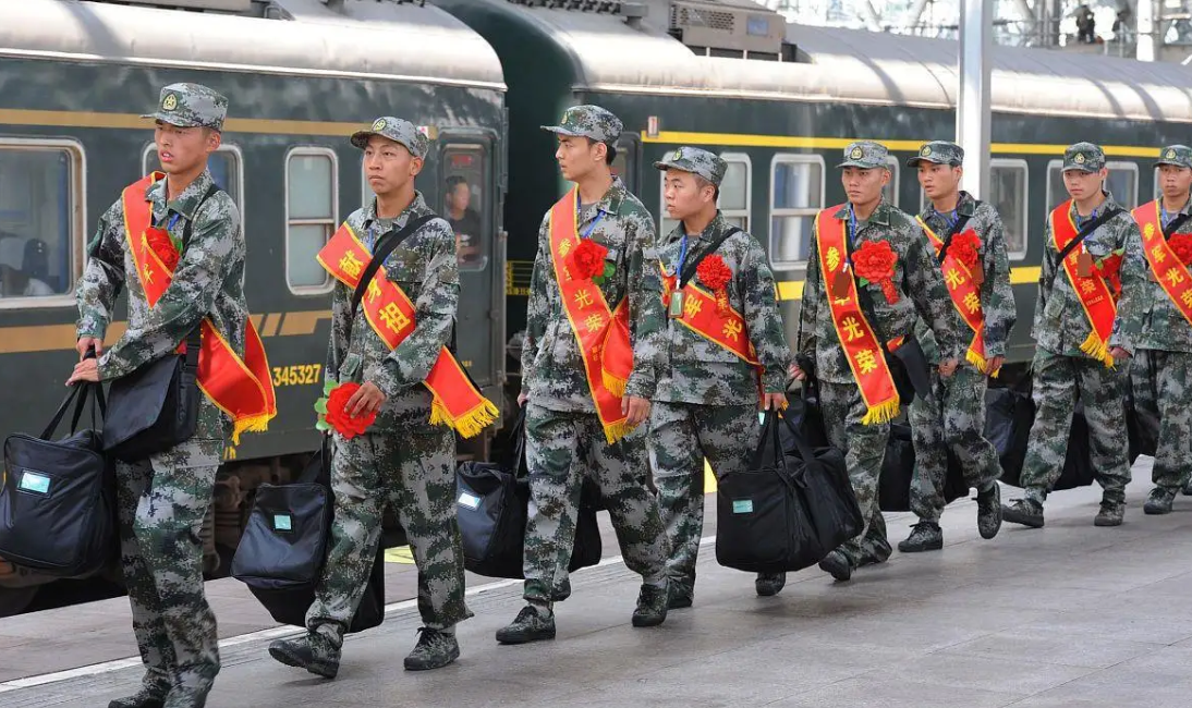 大学期间准备参军，两年后退伍能有多少补助？大概到手“这个数”