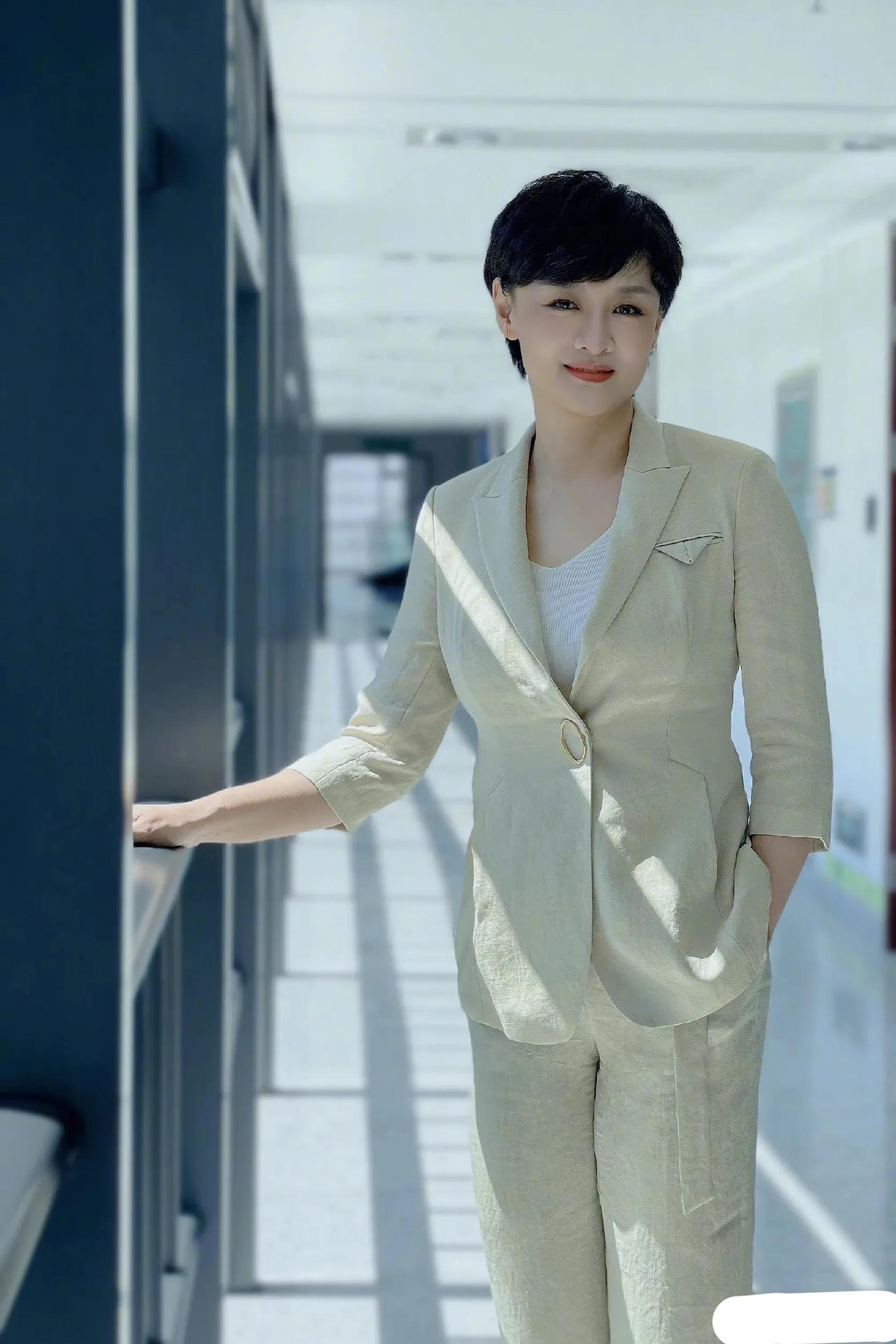 前央视女主持人李小萌否认家暴传闻,称阳康后撞墙,记忆直接断片