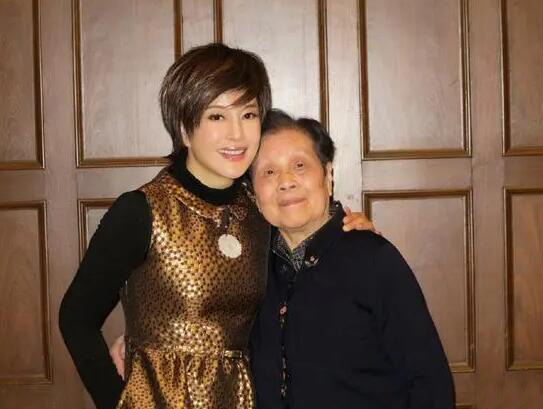 刘晓庆的妹妹刘晓红：我看到了姐姐的脆弱和心痛，含泪送姐姐出嫁