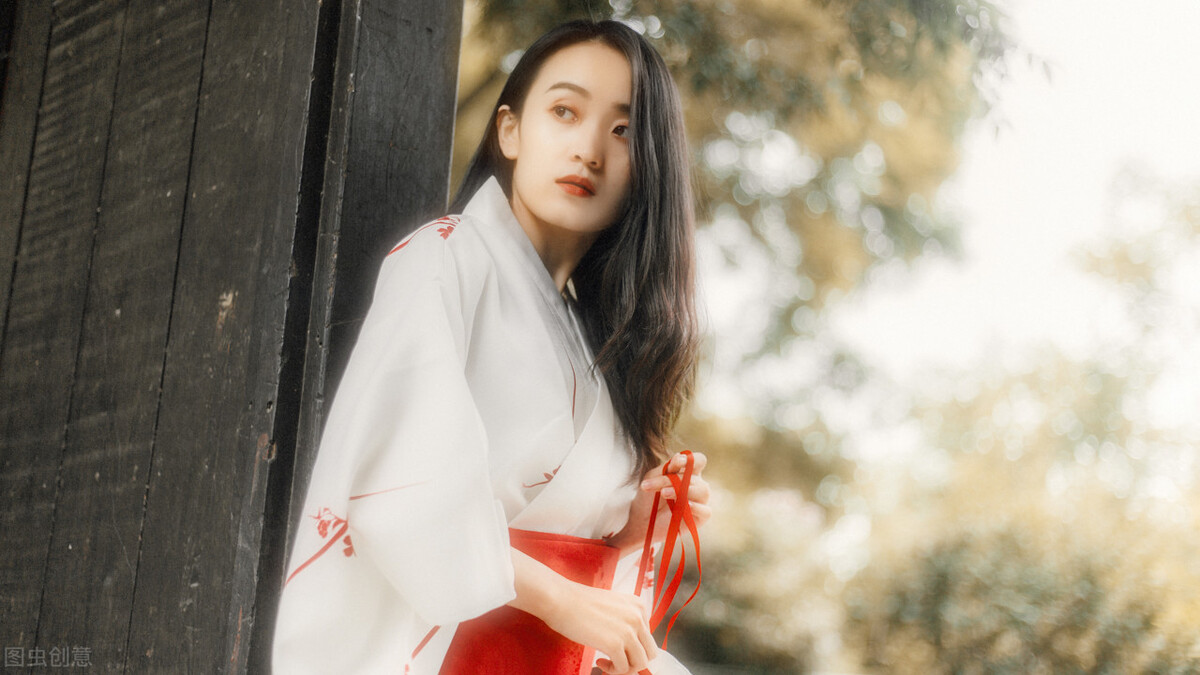 学校门口众多豪车接女学生，500元包养一个月是真是假？