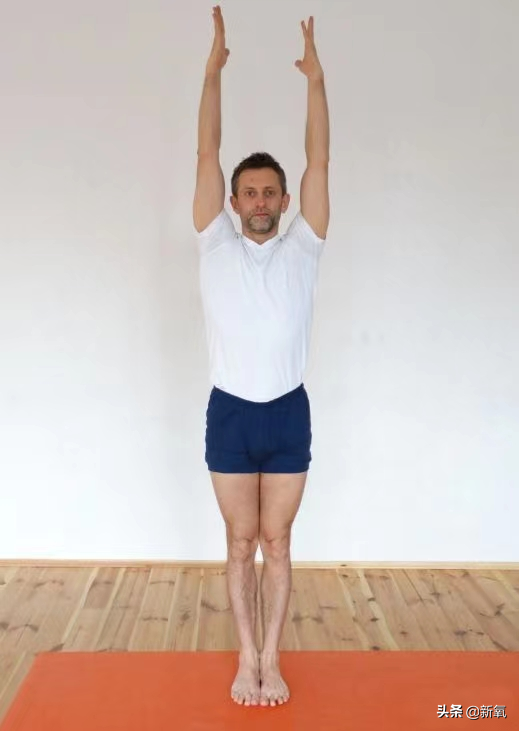 直角肩凹到没脖子，腿还短了一大截？这次红毯僵硬得太不像她了吧