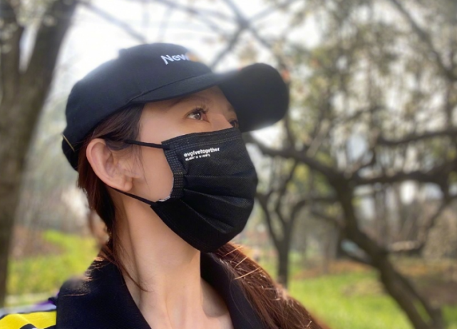 蔡少芬与闺蜜喝下午茶，素颜出街状态好，聊天时手舞足蹈超兴奋