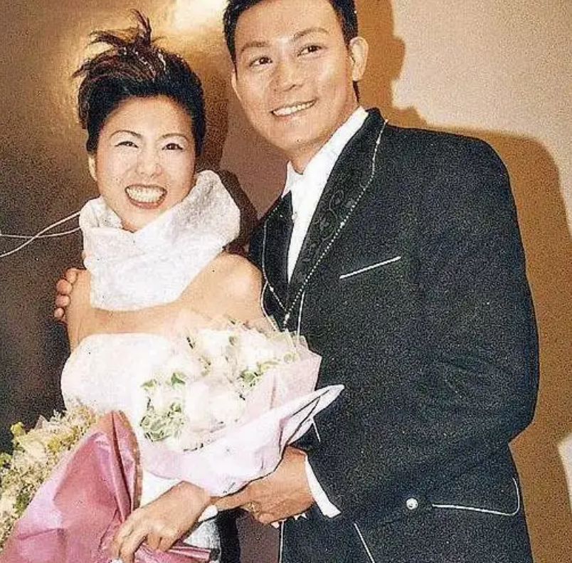 而自从和叶丽仪分手后,接连遭遇了两段失败恋情的曾伟权,就再也没有