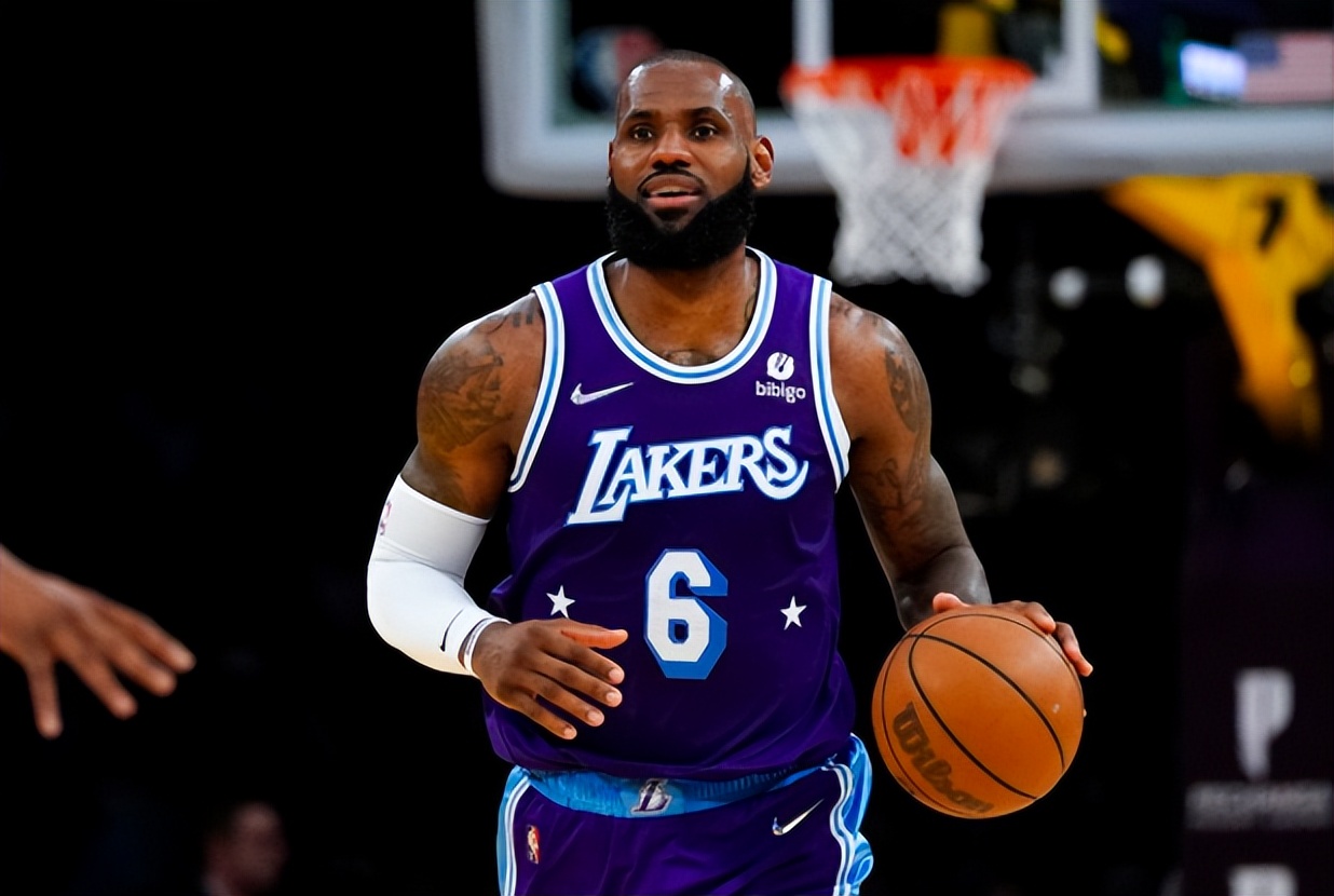 nba和足球都有哪些球星(福布斯发布运动员年收入榜：梅西以1.3亿美元居首 詹姆斯力压C罗)