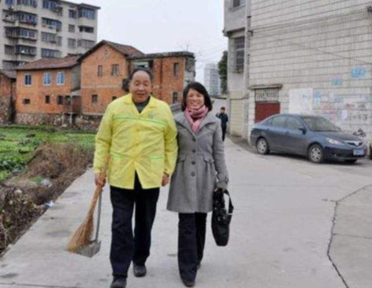 2012年，湖南38岁女教师追求65岁环卫工：除了你，别人都是将就