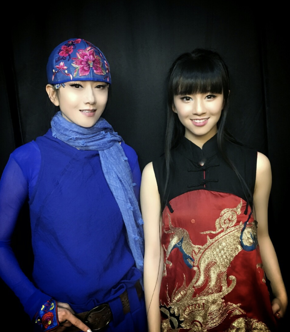 64岁杨丽萍晒合照,小彩旗暑假从英国归来,与姨妈同框青春依旧