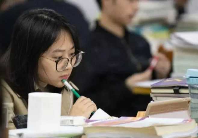 考研复试考生把导师“逗乐”，证明老师很满意？研究生学姐：天真