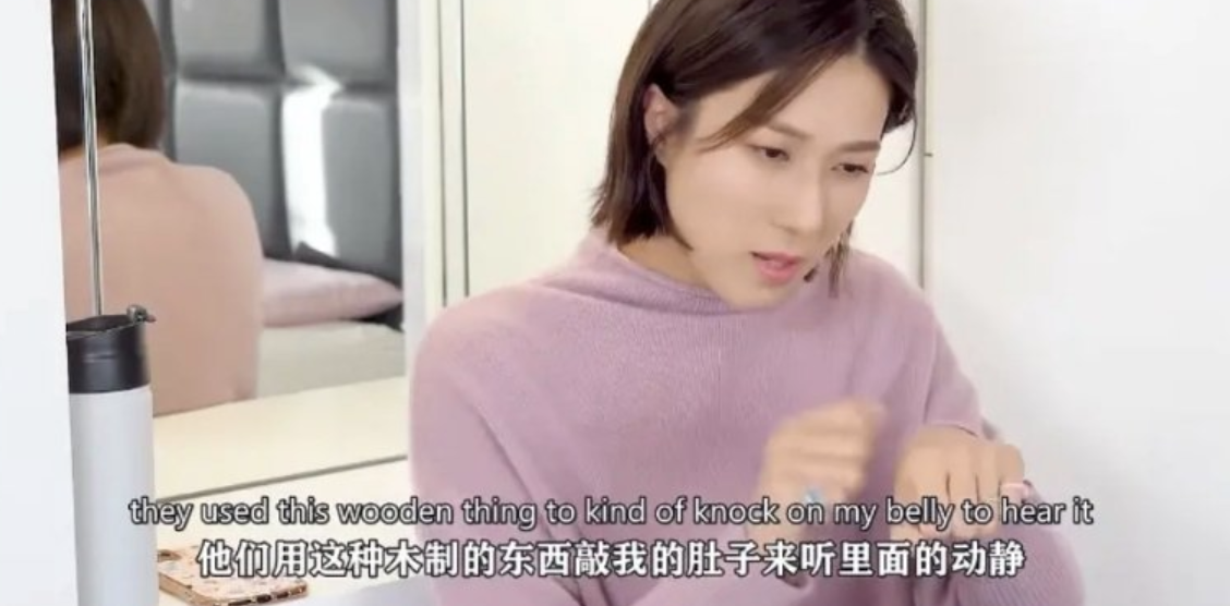 钟嘉欣官宣怀三胎后首晒照，陪娃坐旋转木马，背双肩包朴实接地气