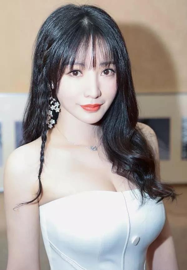 金玫玫的小翘臀,关婷娜的大胸怀,组成了象牙山最美母女