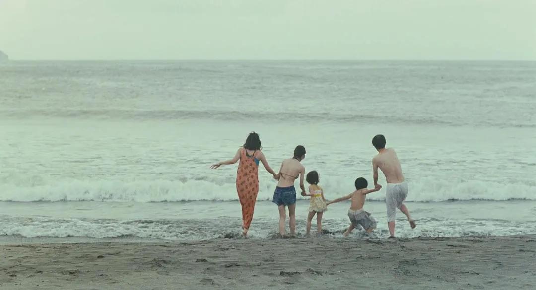 高分电影《小偷家族》，在残酷的现实里寻找一点点光亮