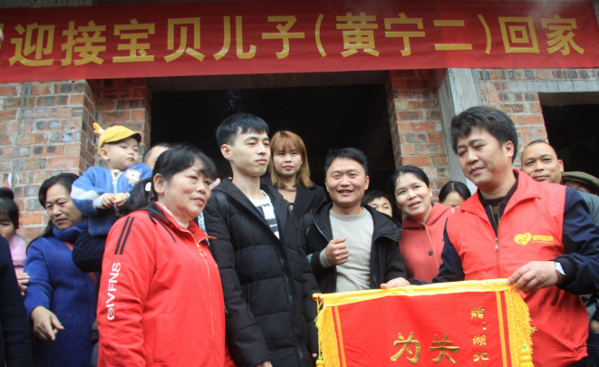 儿子被拐福建27年成为大帅哥，面对生母，他却质疑亲子鉴定是假的